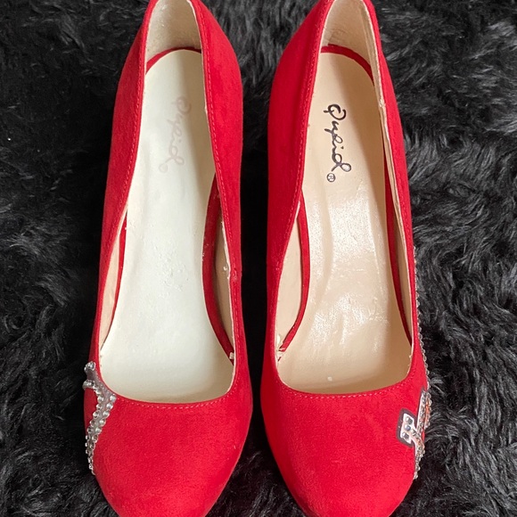 Qupid Vibrant St. Louis Cardinals Red Heels with Rhinestone Embellishments - Picture 5 of 8